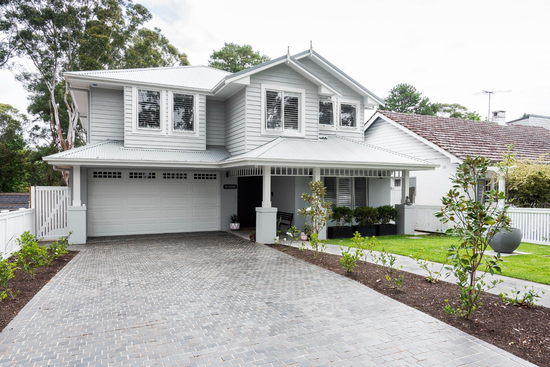 home facade with cobble stone driveway